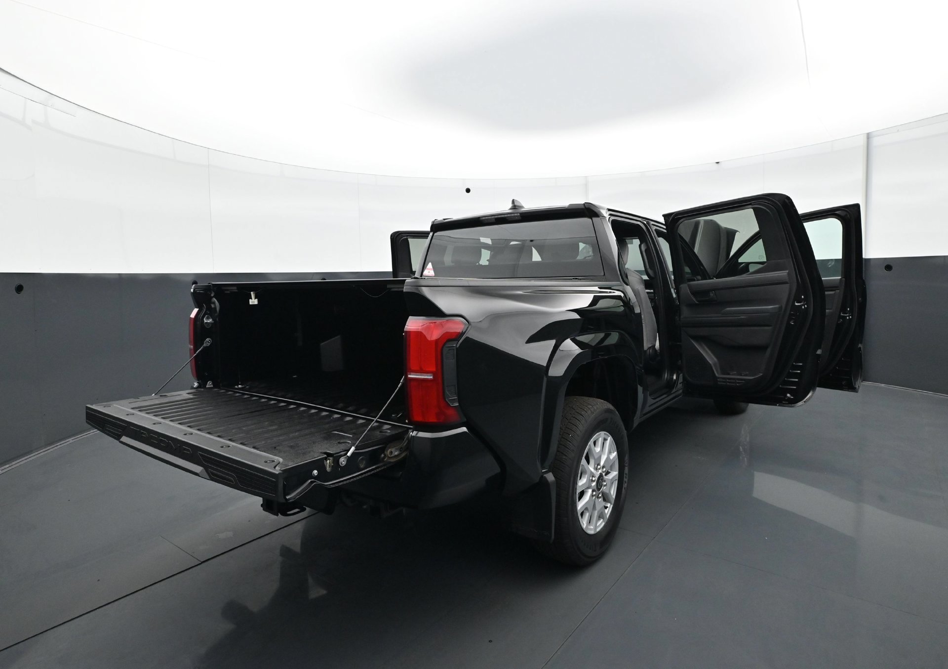 Used 2025 Toyota Tacoma SR5 AWD/4WD image 32