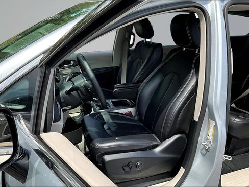 Used 2024 Chrysler Pacifica Touring-L FWD image 20