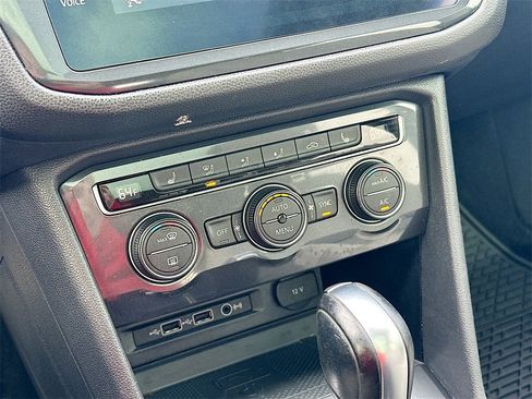 Used 2020 Volkswagen Tiguan SE image 14