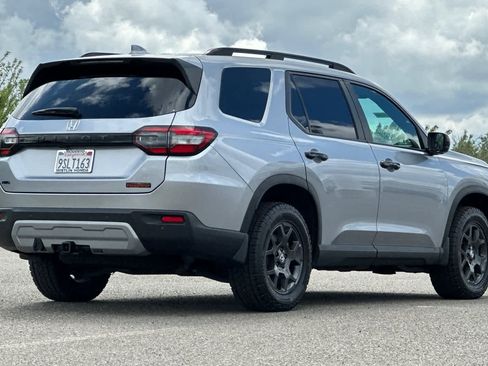 Certified 2025 Honda Pilot TrailSport image 3
