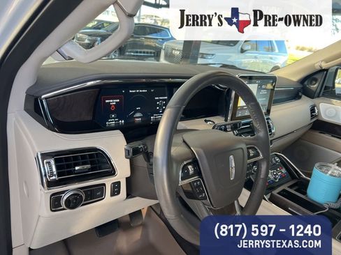 Used 2021 Lincoln Navigator Reserve image 8