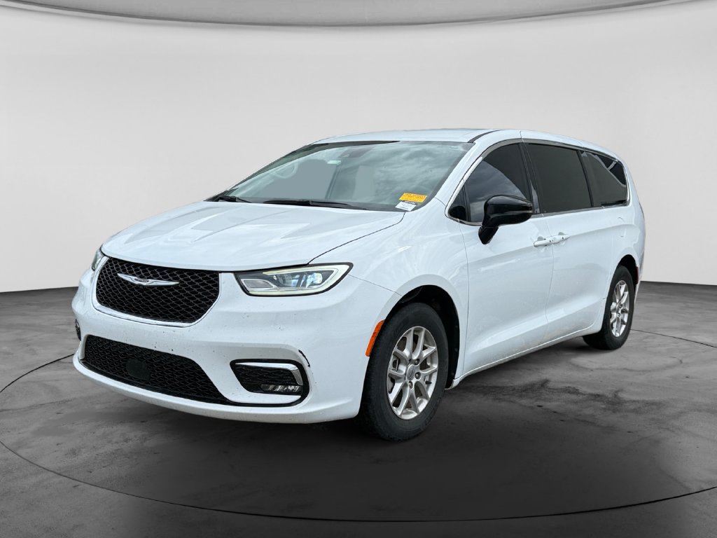 Used 2024 Chrysler Pacifica Touring-L FWD image 4