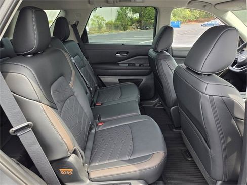 New 2025 Nissan Pathfinder Platinum w/ Black Appearance Package image 16