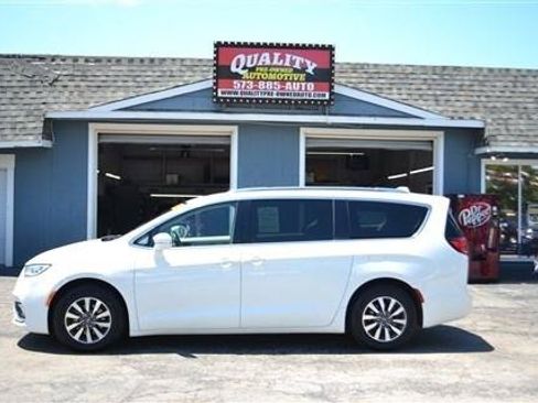 Used 2021 Chrysler Pacifica Touring-L FWD image 1