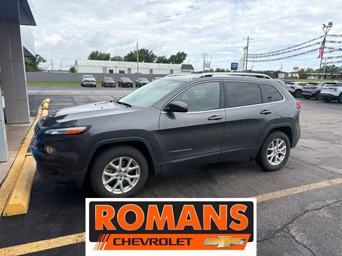 Used 2016 Jeep Cherokee Latitude w/ Cold Weather Group AWD/4WD image 1