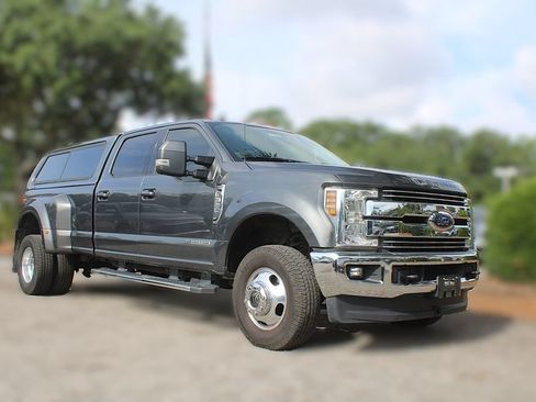 Used 2019 Ford F350 Lariat w/ Lariat Value Package AWD/4WD image 3