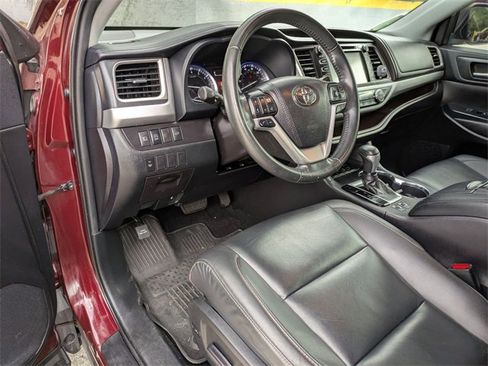 Used 2019 Toyota Highlander XLE image 11