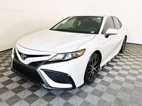 Used 2022 Toyota Camry SE FWD image 7