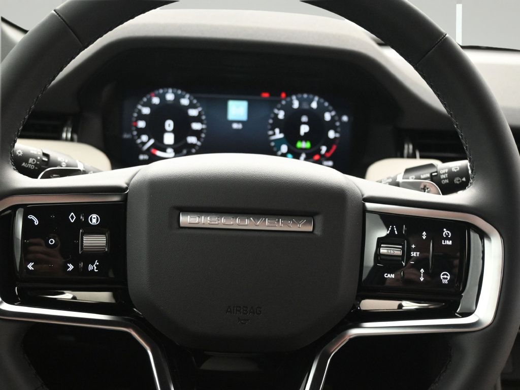 Used 2025 Land Rover Discovery Sport Dynamic SE AWD/4WD image 17