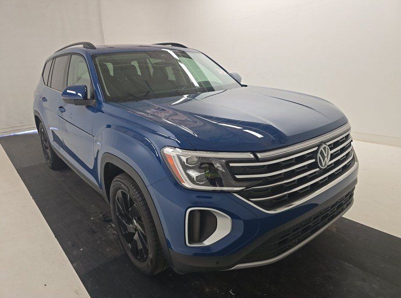 Used 2025 Volkswagen Atlas SE AWD/4WD image 1