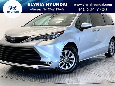 Used 2024 Toyota Sienna XLE image 1