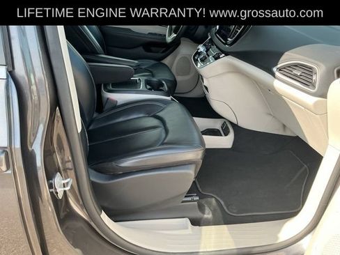 Used 2023 Chrysler Pacifica Touring-L FWD image 27