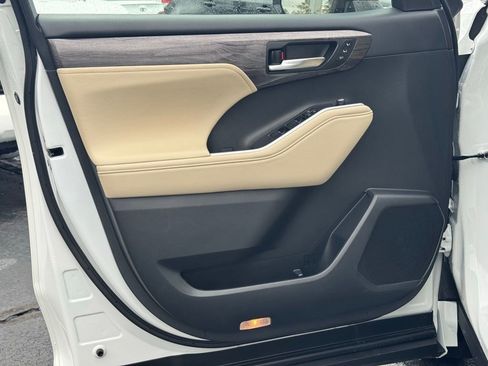 Used 2024 Toyota Highlander Limited image 30