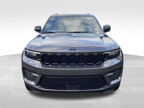 New 2025 Jeep Grand Cherokee Altitude image 2