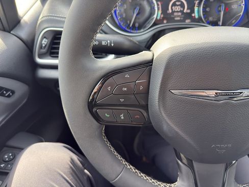 Used 2025 Chrysler Pacifica Limited image 24