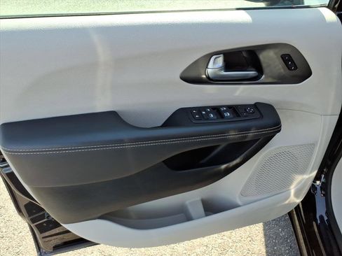 Used 2024 Chrysler Pacifica Touring-L image 14