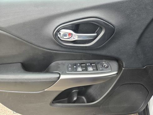 Used 2019 Jeep Cherokee Latitude Plus FWD image 28
