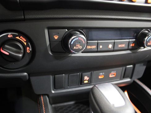 Used 2025 Nissan Frontier PRO-4X AWD/4WD image 16