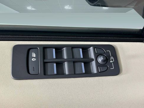 Used 2025 Land Rover Discovery Sport S image 25