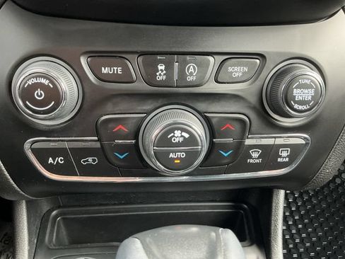 Used 2021 Jeep Cherokee Trailhawk AWD/4WD image 17