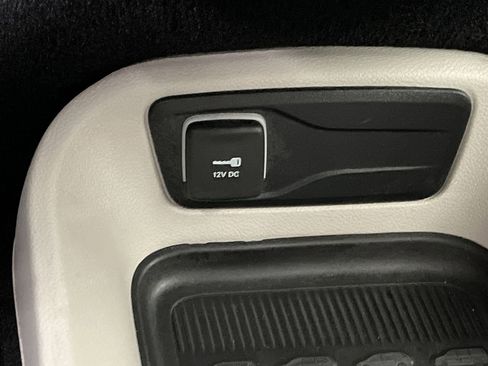 Used 2023 Chrysler Pacifica Touring-L image 23