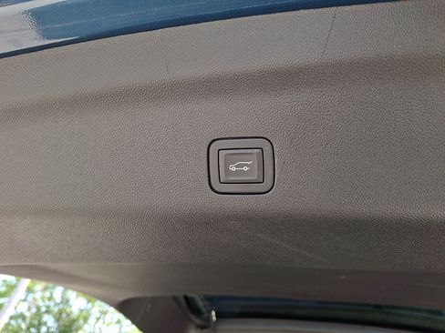Certified 2025 Chevrolet Suburban High Country AWD/4WD image 31