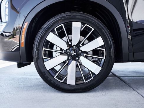 New 2025 Mitsubishi Outlander SE image 3