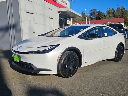 New 2026 Toyota Prius LE image 3