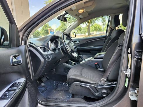 Used 2019 Dodge Journey SE w/ Connectivity Group FWD image 4