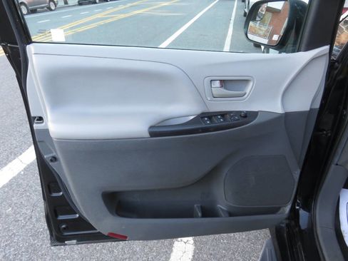 Used 2020 Toyota Sienna L image 26