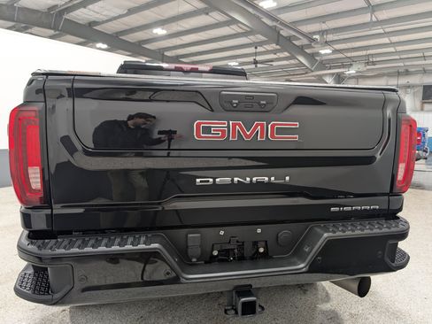 Used 2021 GMC Sierra 2500 Denali w/ Denali Black Diamond Edition image 4
