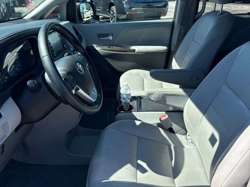 Used 2018 Toyota Sienna XLE Premium w/ Protection Package FWD image 5