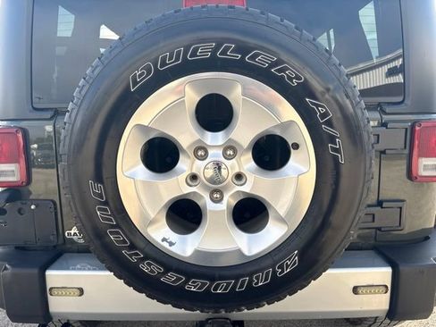 Used 2015 Jeep Wrangler Unlimited Sahara w/ Connectivity Group AWD/4WD image 19