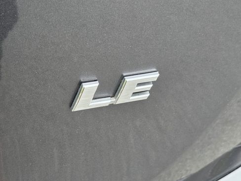 Used 2018 Toyota RAV4 LE image 7