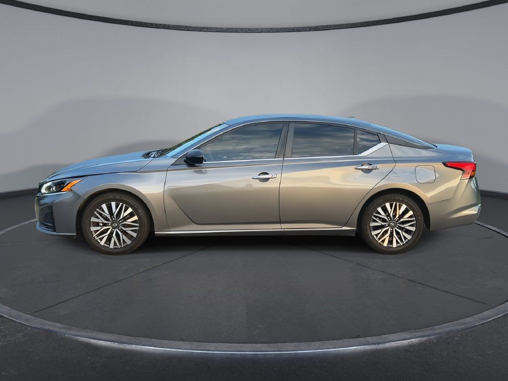Used 2024 Nissan Altima 2.5 SV FWD image 5