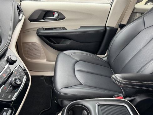 Used 2024 Chrysler Pacifica Select image 14
