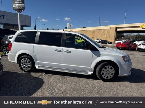 Used 2018 Dodge Grand Caravan SE w/ UConnect Hands-Free Group image 8
