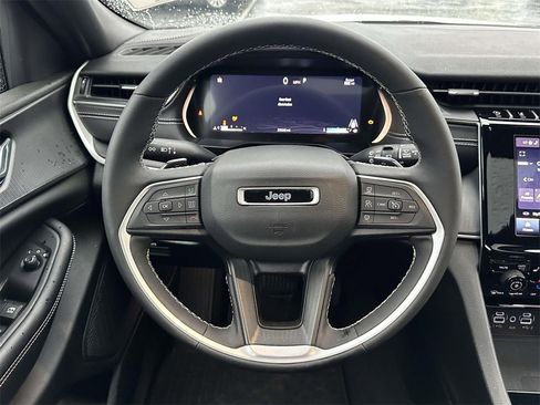 Used 2024 Jeep Grand Cherokee Altitude image 13