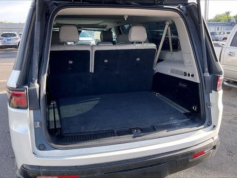 Used 2023 Jeep Wagoneer L Series III w/ Premium Group I AWD/4WD image 4