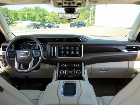 Used 2021 GMC Yukon XL Denali w/ Denali Premium Package AWD/4WD image 10