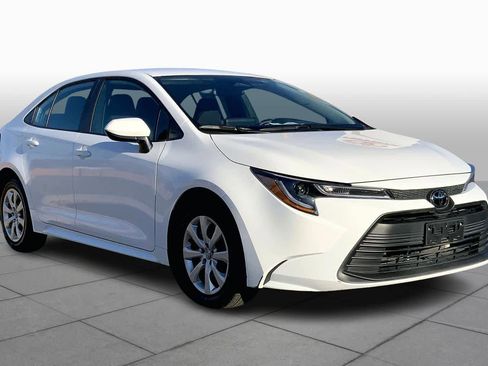 Used 2025 Toyota Corolla LE image 3