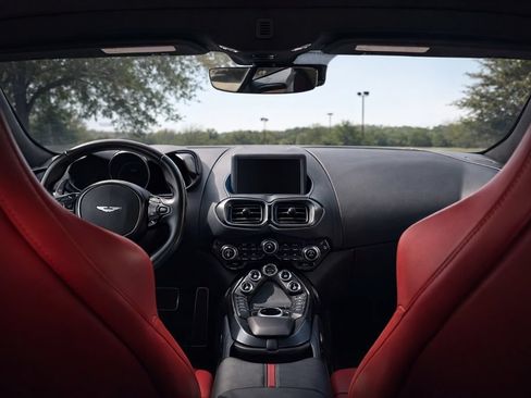 Used 2022 Aston Martin V8 Vantage Coupe RWD image 17