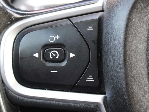 Used 2019 Volvo XC60 T5 Momentum w/ Multimedia Package image 22