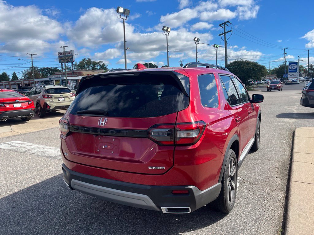 Used 2025 Honda Pilot Touring image 4