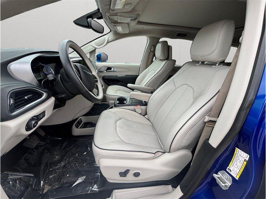 Used 2018 Chrysler Pacifica Limited FWD image 2