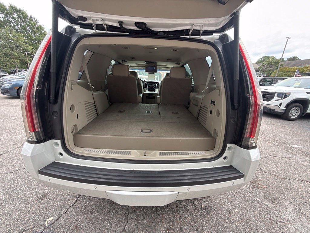 Used 2017 Cadillac Escalade Luxury AWD/4WD image 5