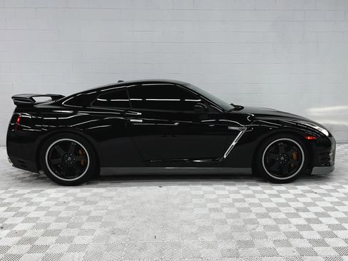 Used 2016 Nissan GT-R Premium image 32