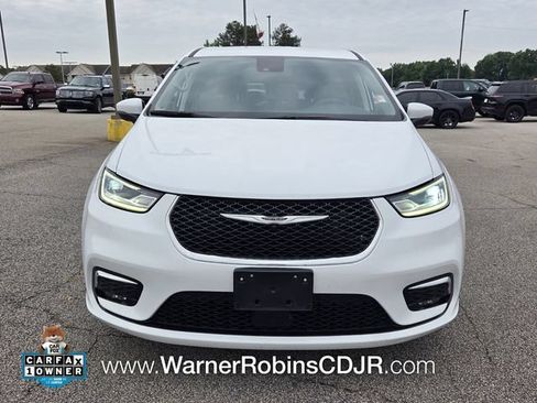 Used 2023 Chrysler Pacifica Touring-L FWD image 2