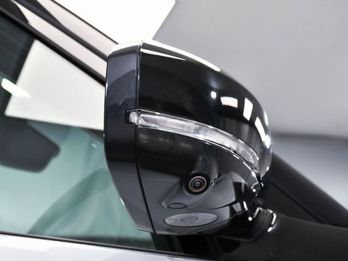 Used 2025 Land Rover Discovery S image 81