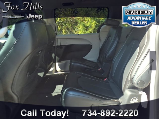 Used 2023 Chrysler Pacifica Touring-L FWD image 13